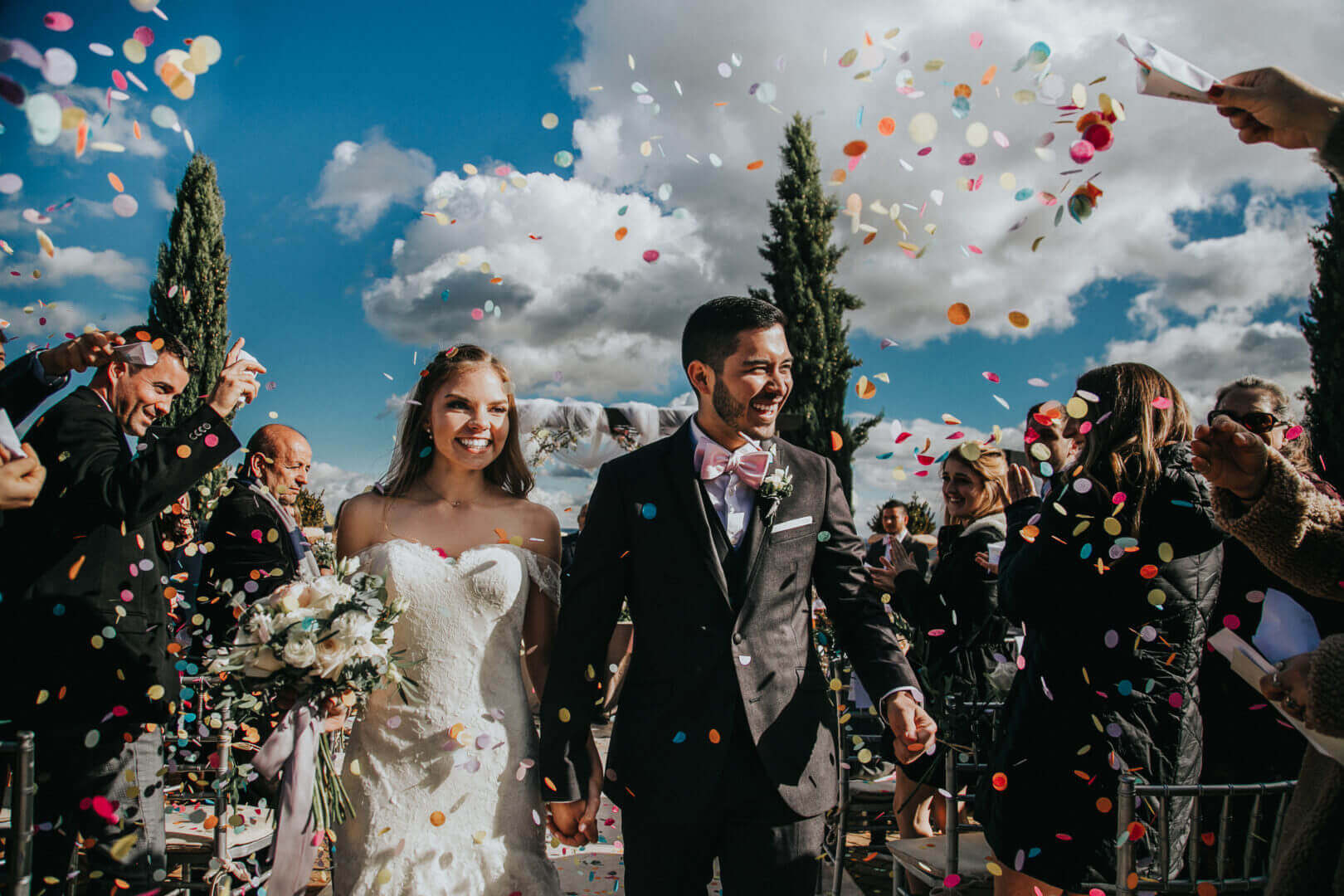 salida perfecta de una pareja feliz en Boda en valquijancho de araceli foto por Velas Studio