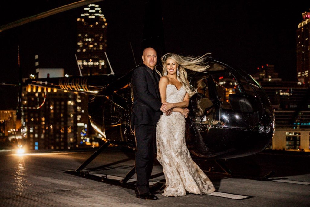 Helicopter Wedding Exit, Skyline Atlanta Wedding View, Couple Kissing on Rooftop | Ventanas – Atlanta, GA
