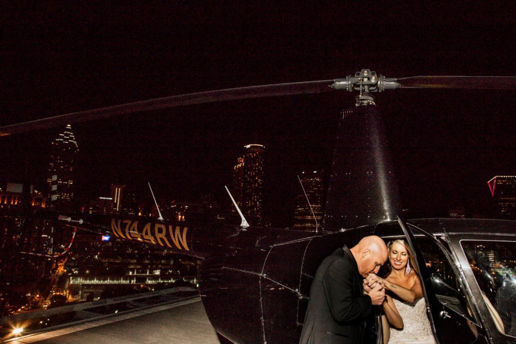 Helicopter Wedding Exit, Skyline Atlanta Wedding View, Couple Kissing on Rooftop | Ventanas – Atlanta, GA