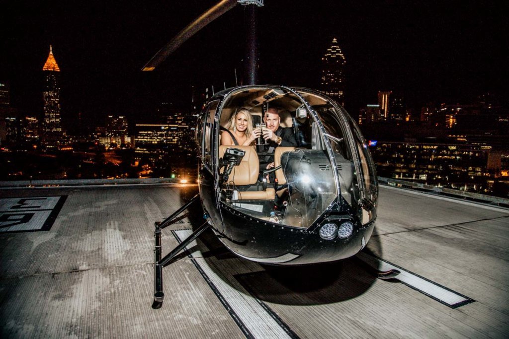 Helicopter Wedding Exit, Skyline Atlanta Wedding View, Couple Kissing on Rooftop | Ventanas – Atlanta, GA