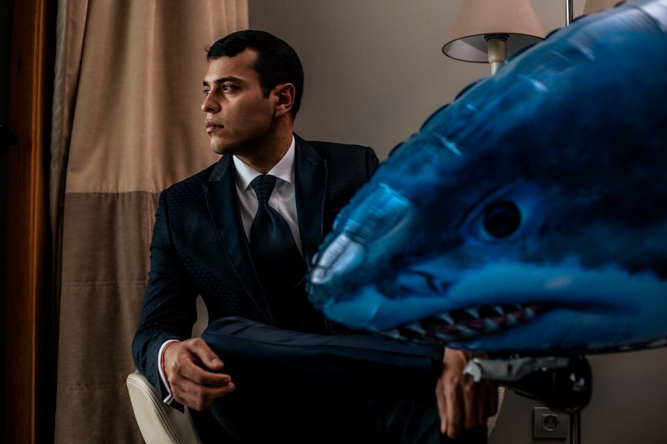 Wedding in Vigo Pazo los Escudos El Pazo de Cea14 Groom getting ready shark