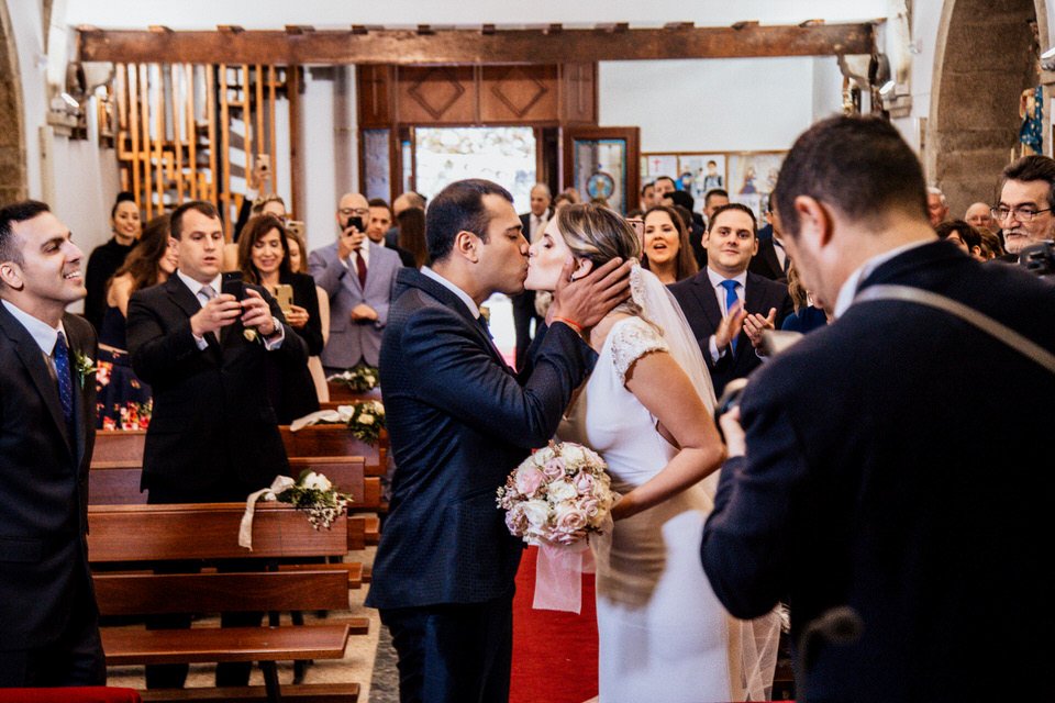 Wedding in Vigo Pazo los Escudos El Pazo de Cea35 Bride and Groom kiss in chruch