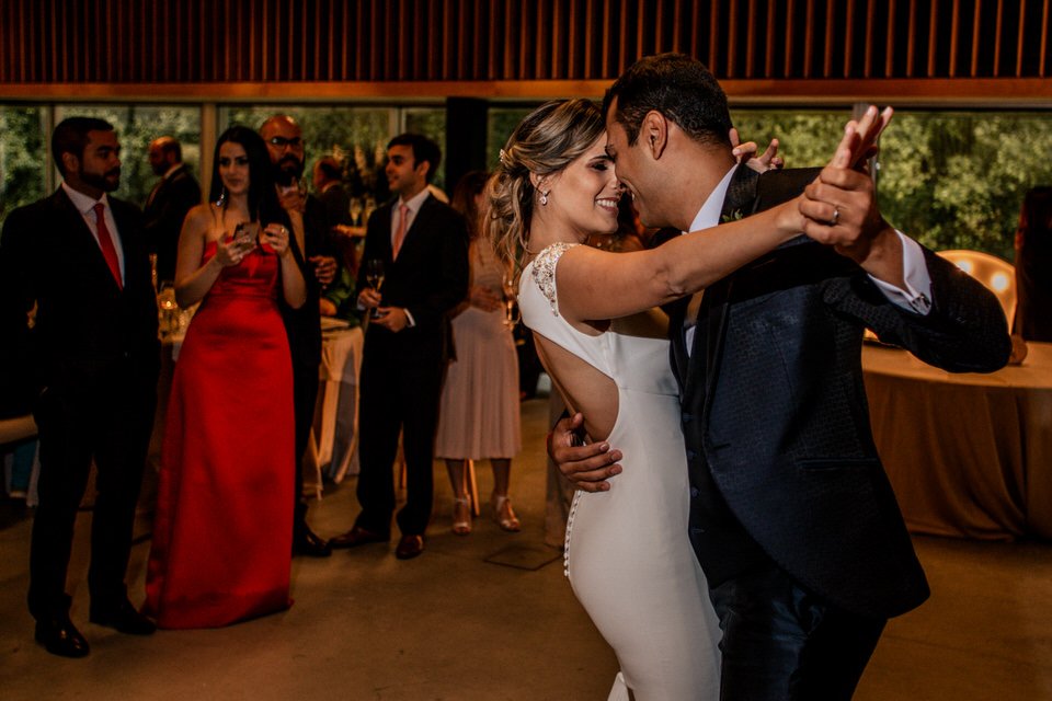 Bride and Groom Pozo de Cea dancing