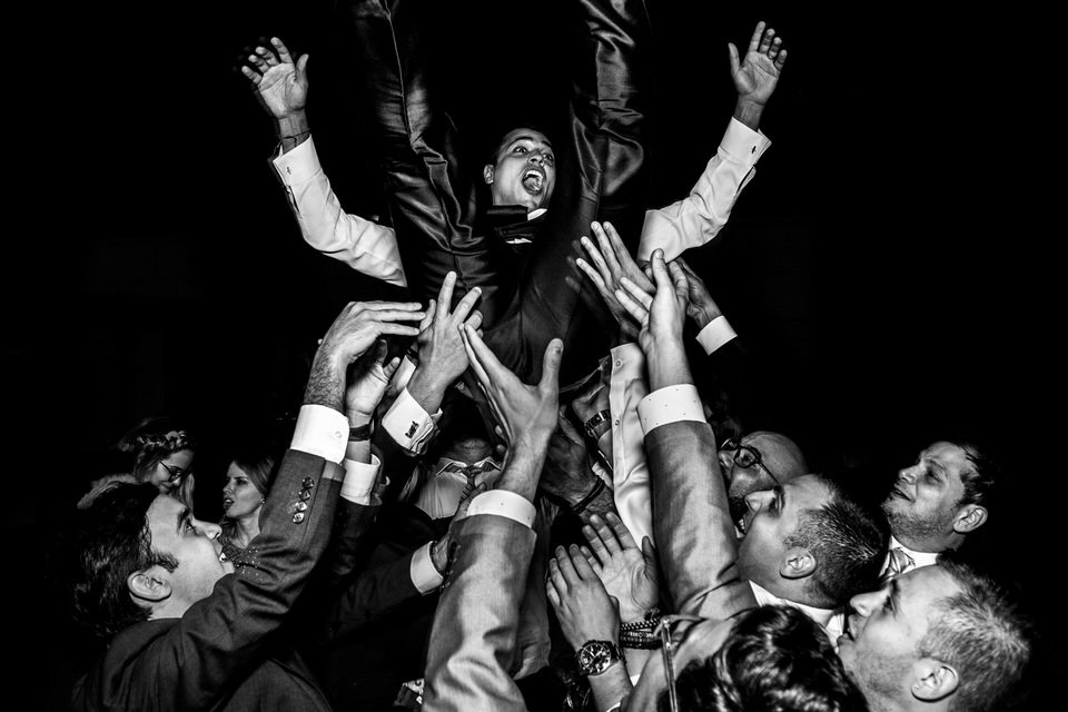 Wedding in Vigo Pazo los Escudos El Pazo de Cea62 groom in the air