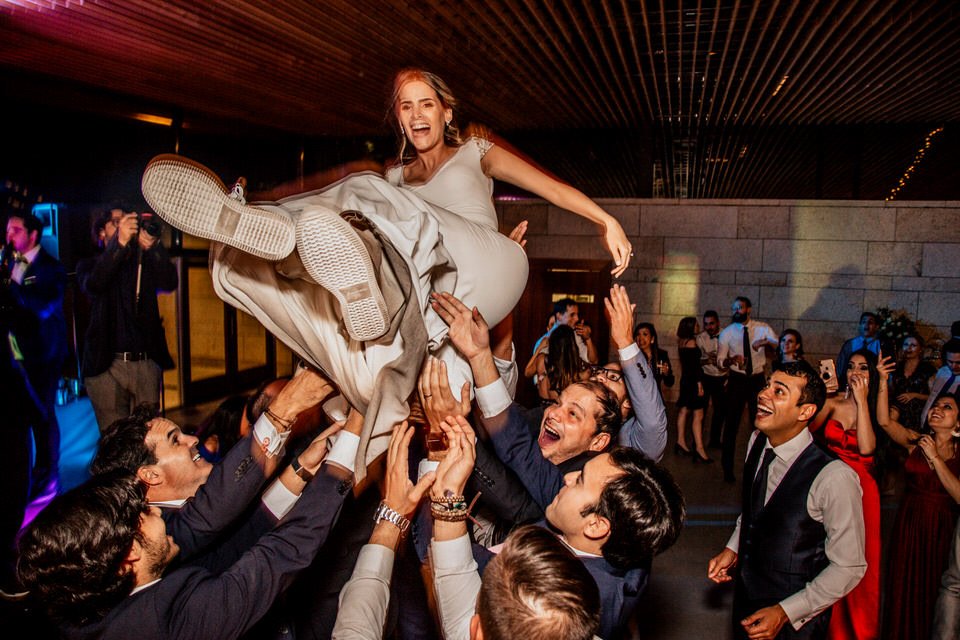 Wedding in Vigo Pazo los Escudos El Pazo de Cea63 bride in the air