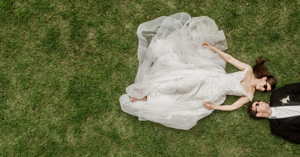foto con drone de una pareja de novios de boda