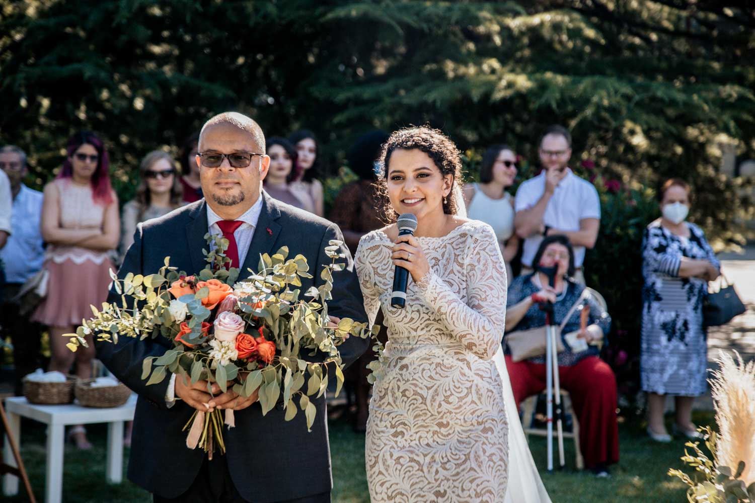 novia cantando en la entrada