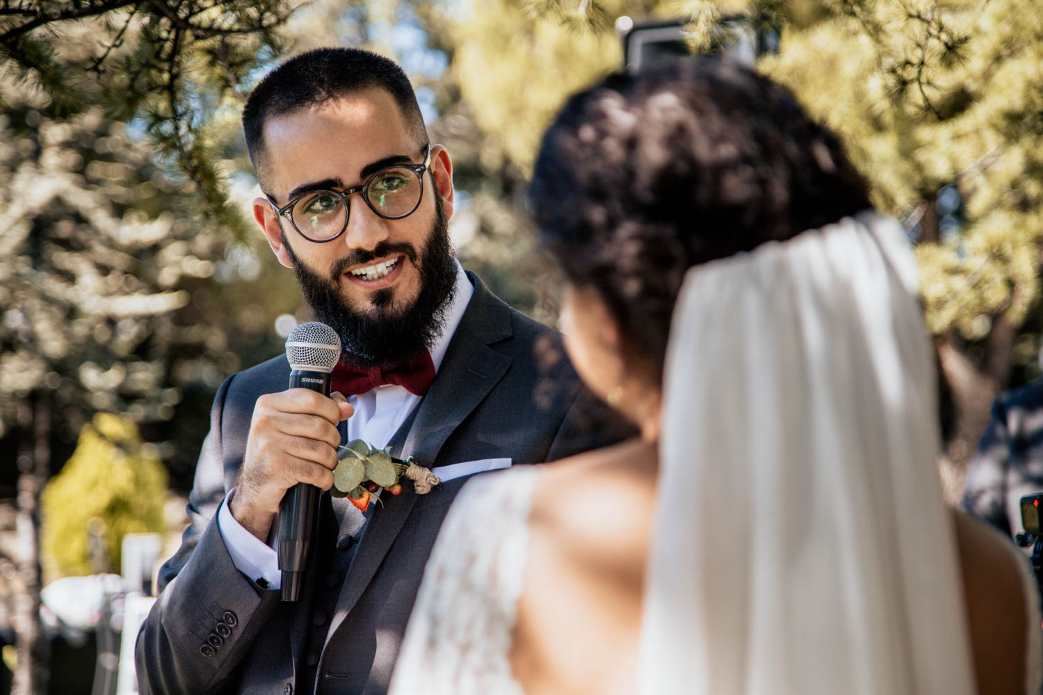 novio viendo a la novia en la boda