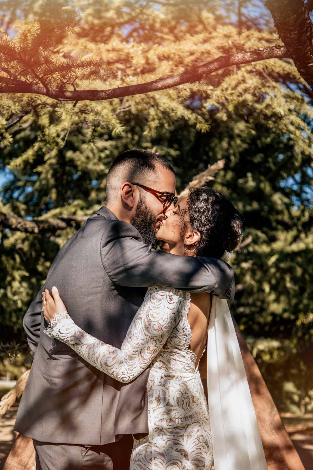 el beso en una boda