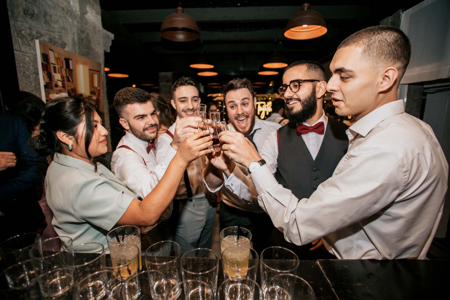 amigos bebiendo en una boda