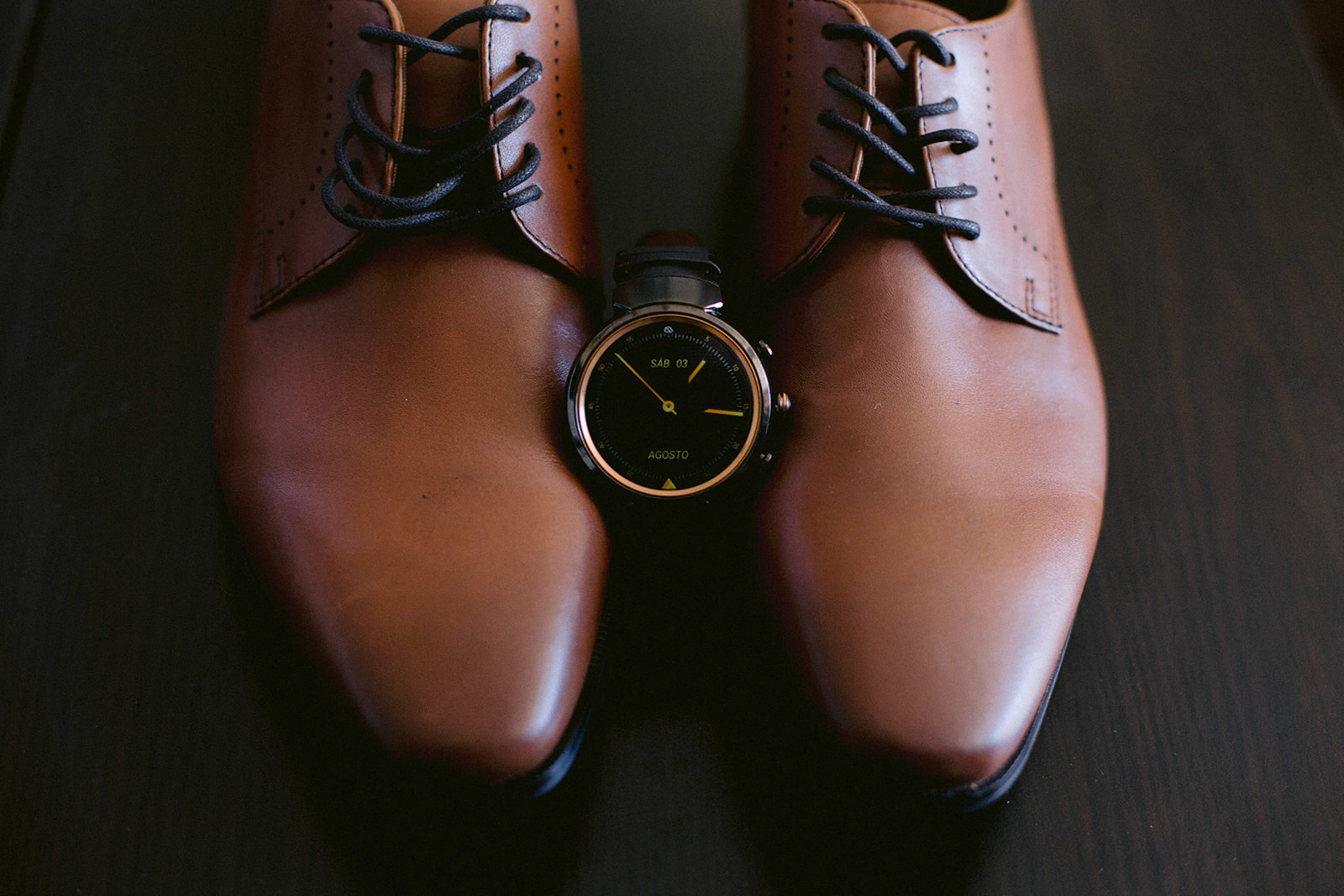 reloj y zapatos de novio