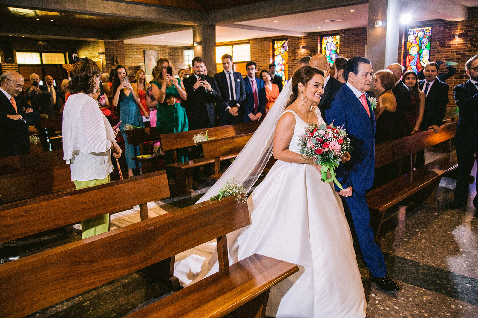 entrada de la novia en Parroquia San Victor