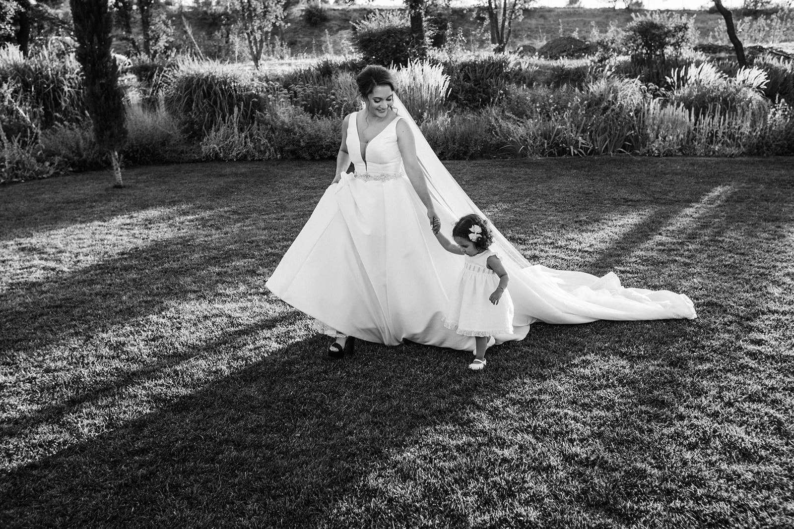 novia en la boda con su hija