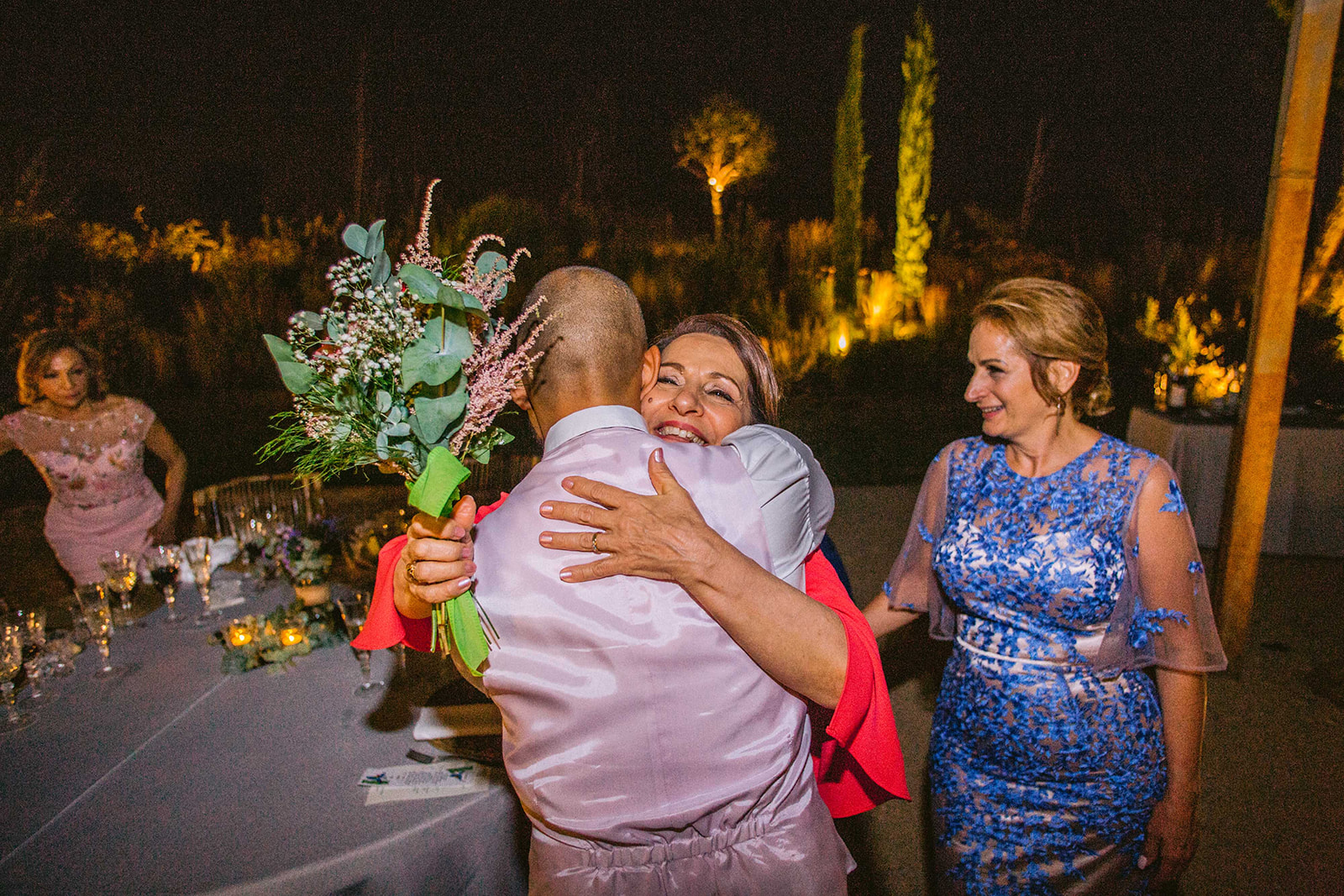 abrazo de mamá en la boda