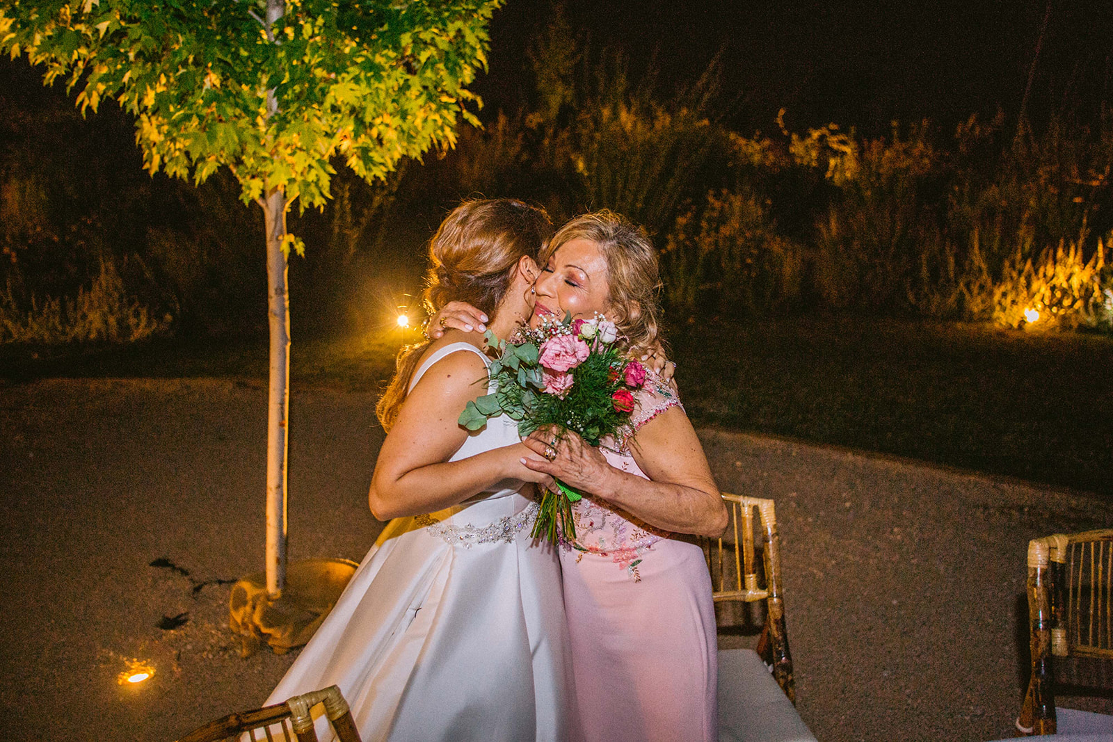 abrazo de la suegra en la boda