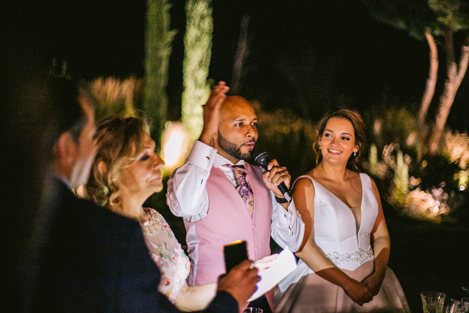 novio dando unas palabras en la boda