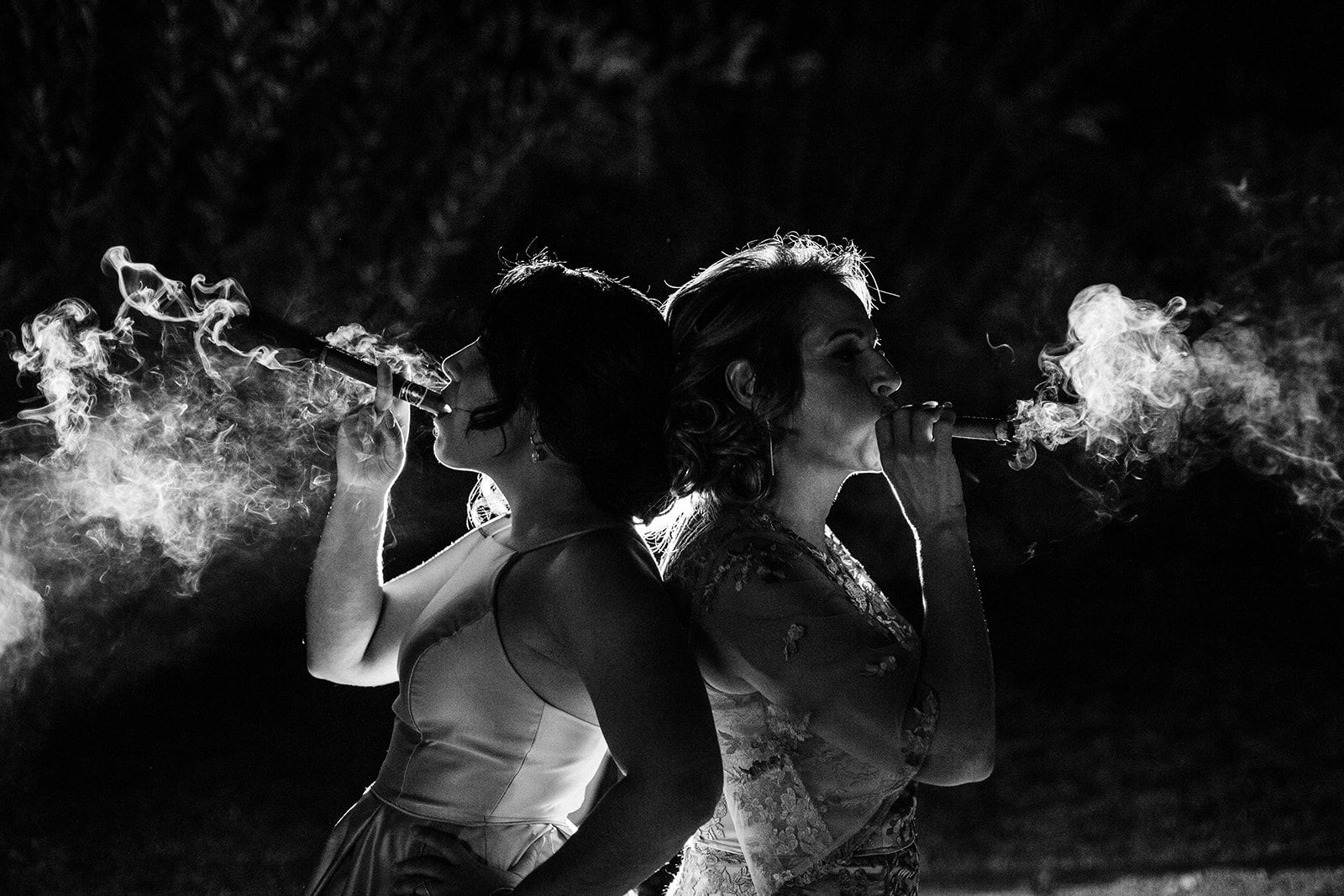 invitados fumando tabaco en la boda