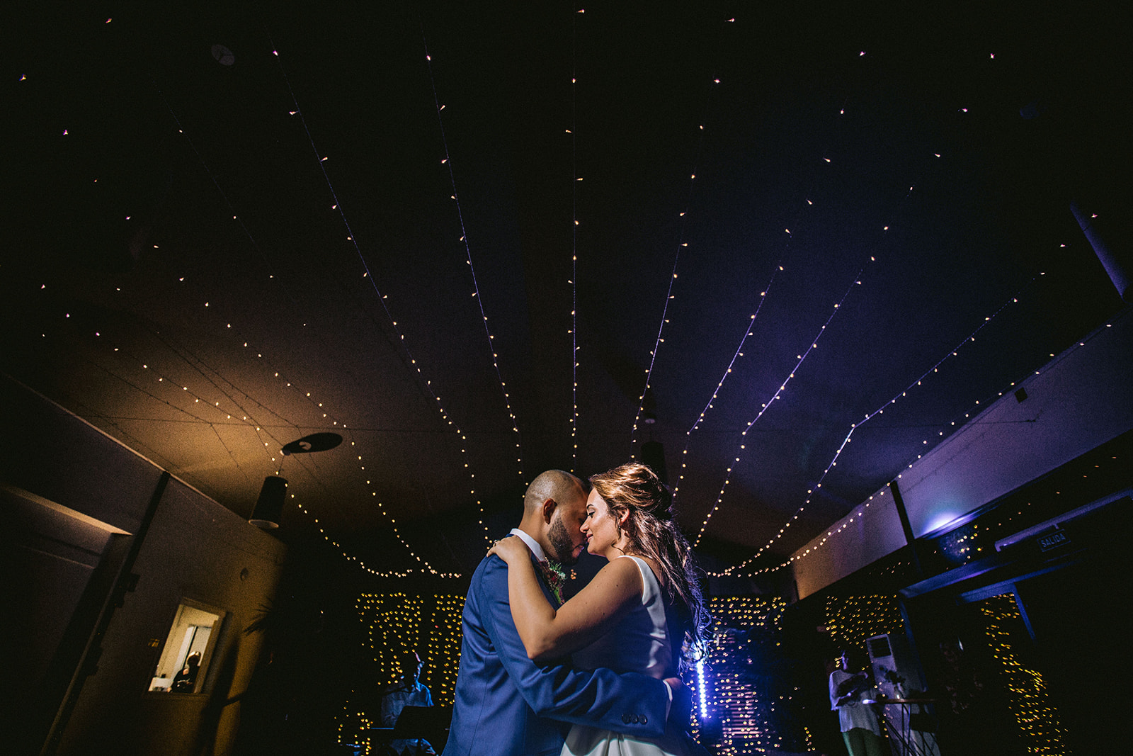 pareja bailando en una boda