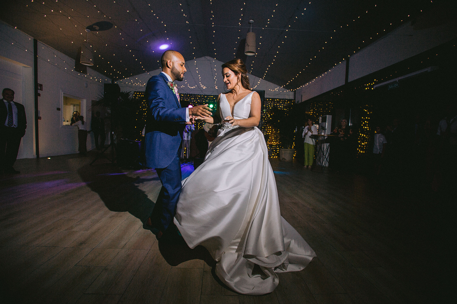 novios bailando en una boda