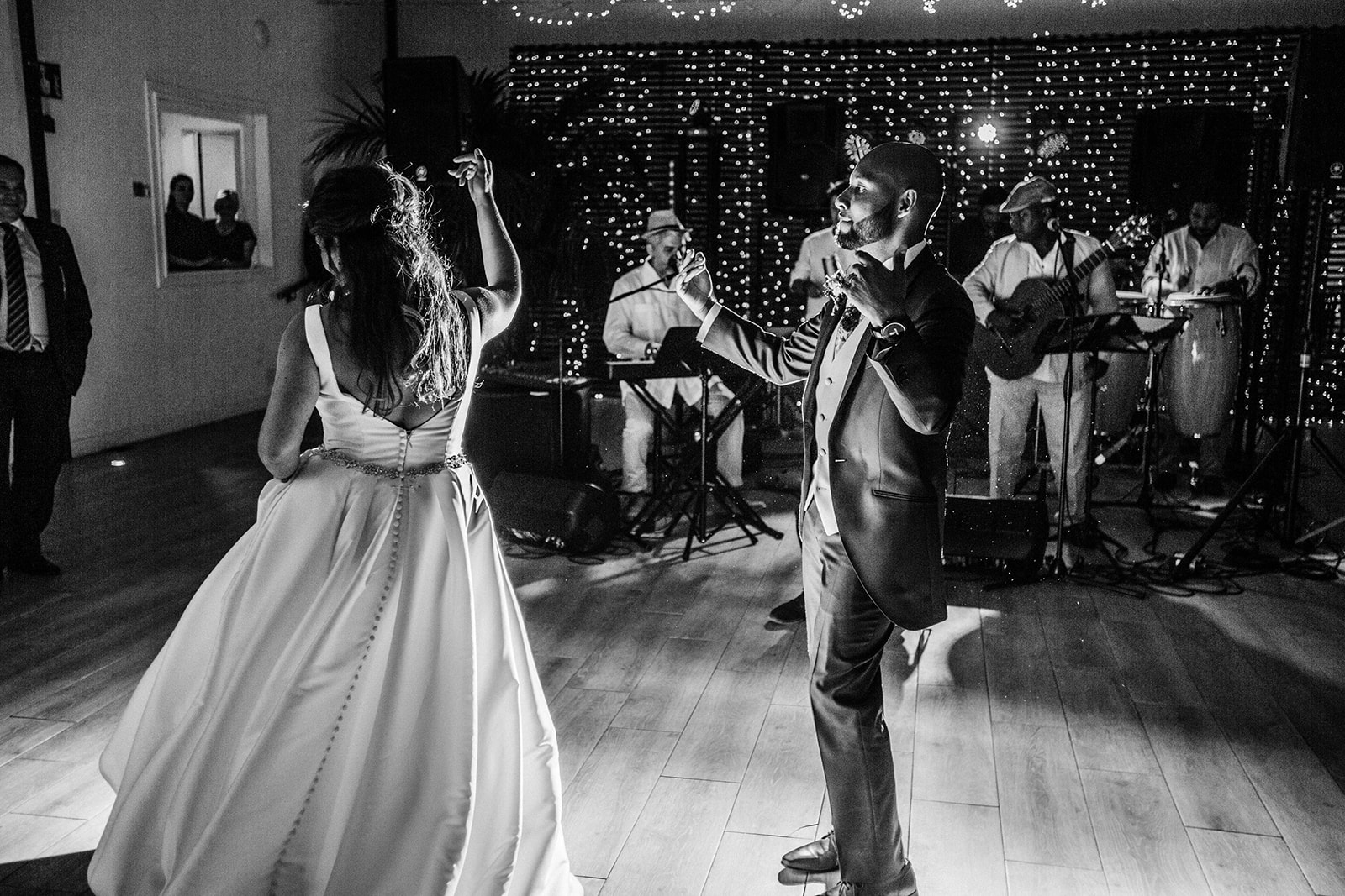 novios bailando en una boda