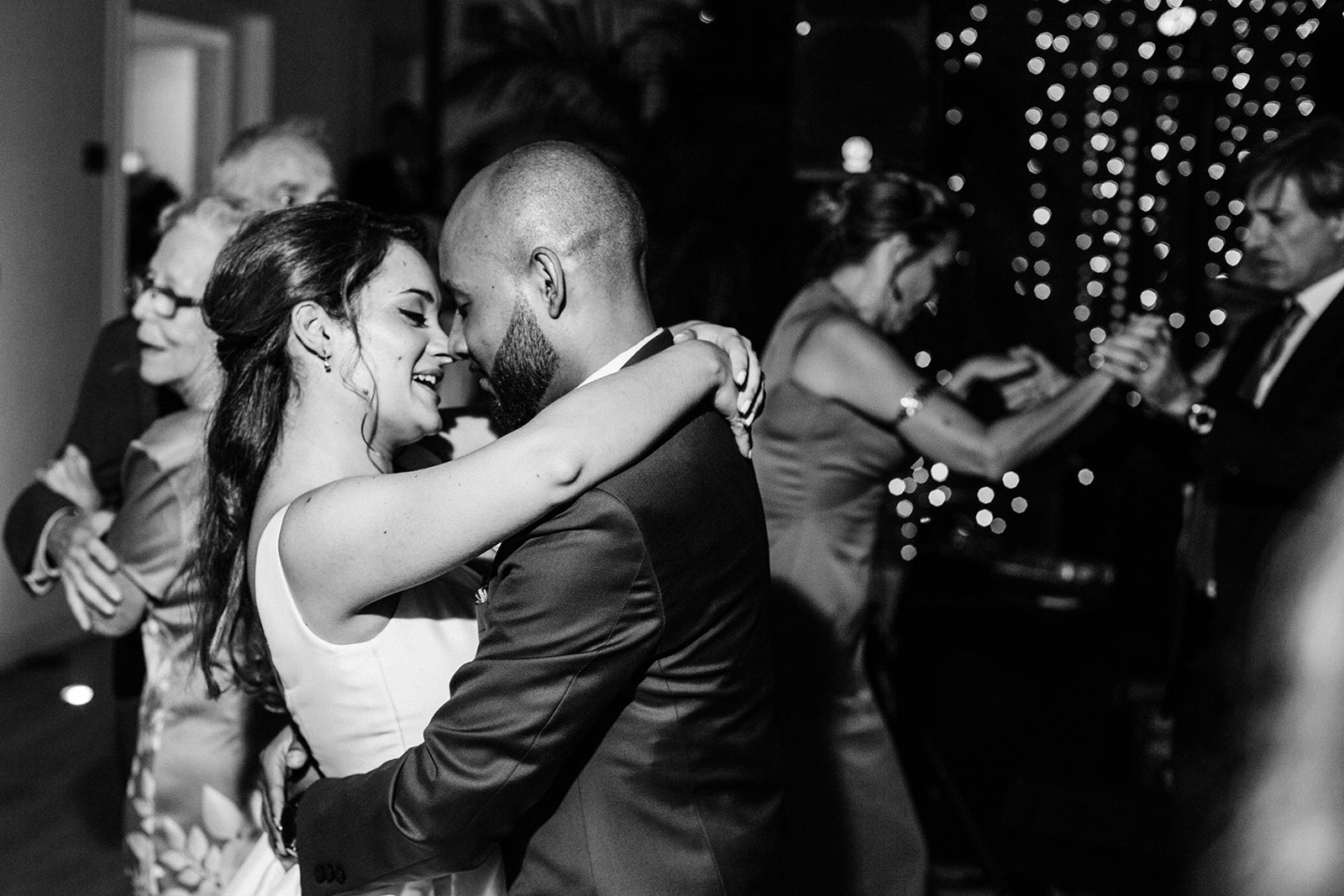 novios bailando en una boda