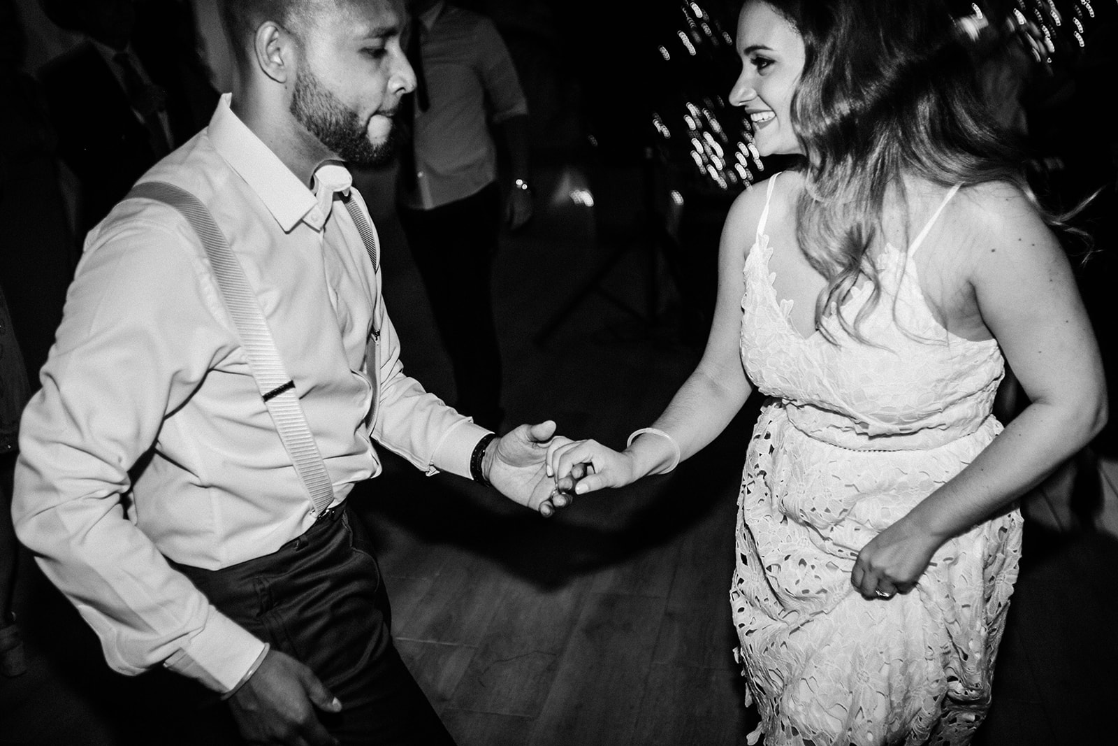 pareja de novios bailando en una boda