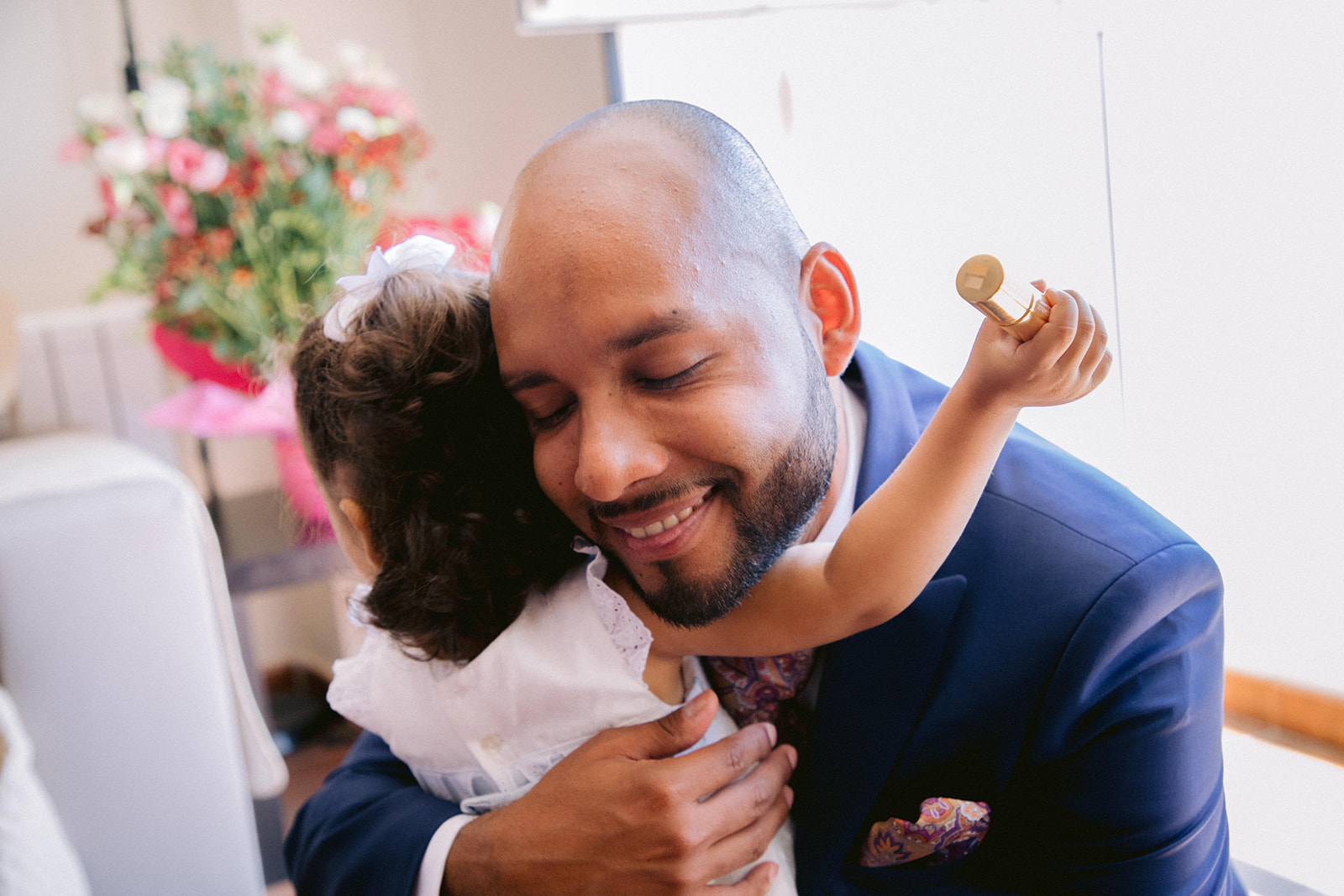 Novio abrazando a su hija antes de la boda