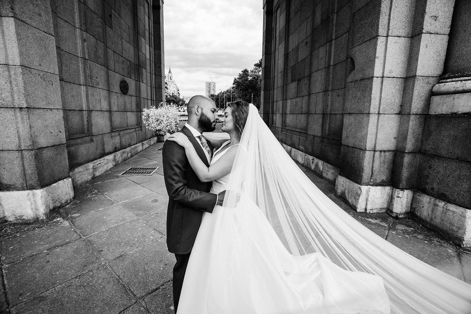 pareja en Puerta de Alcalá