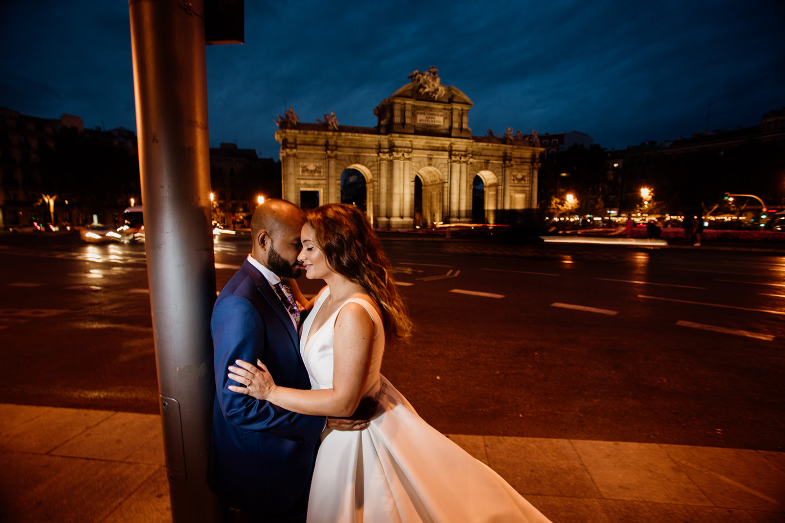 sesión post boda nocturna en Puerta de Alcalá