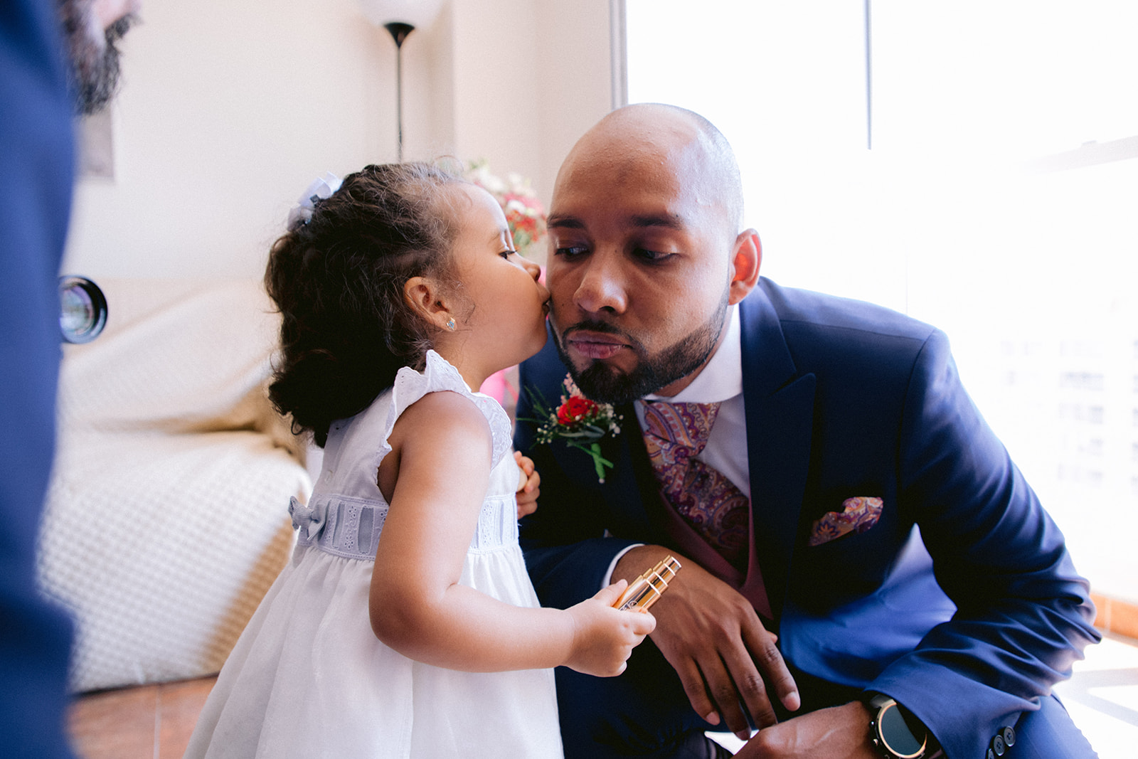 bebe besando a papá antes de la boda