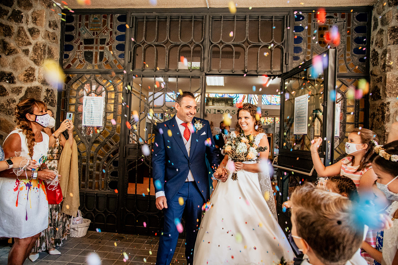 confeti en la salida de los novios