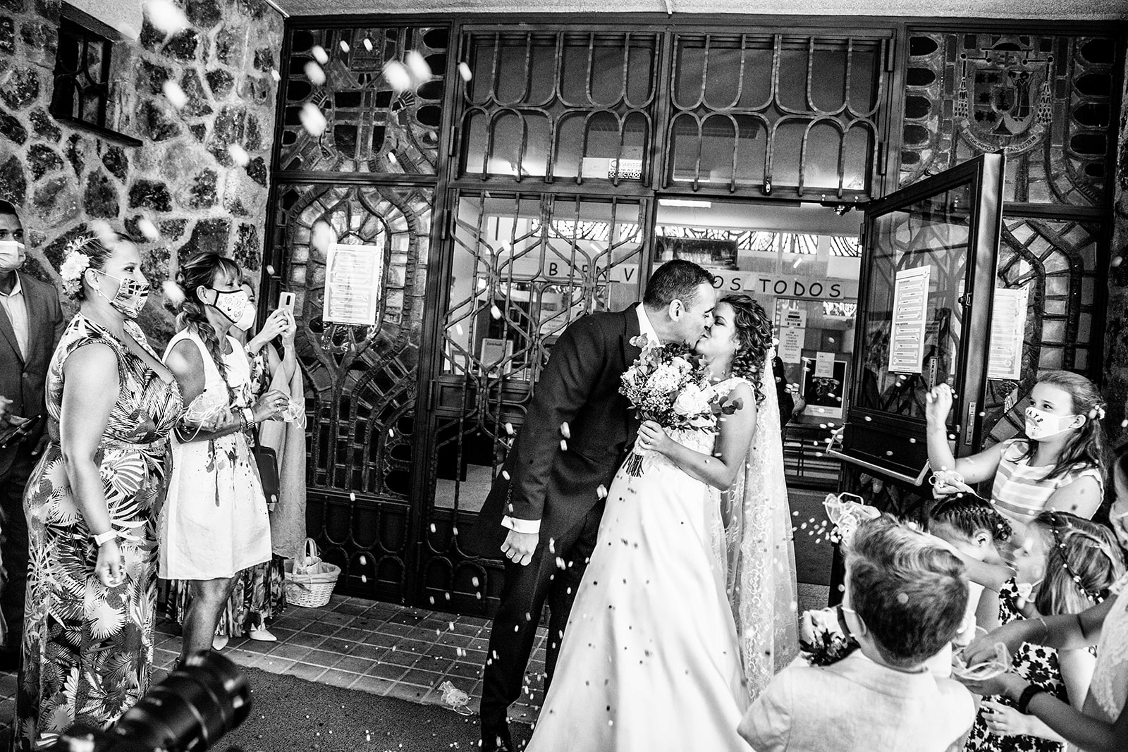 beso en la salida de la boda confeti