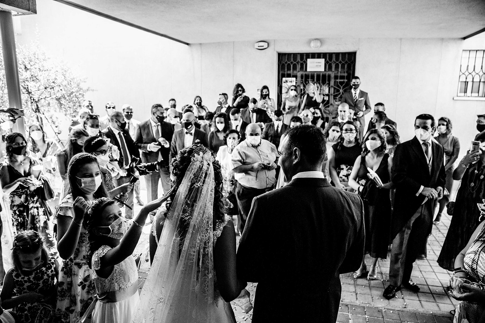 beso en la salida de la boda confeti