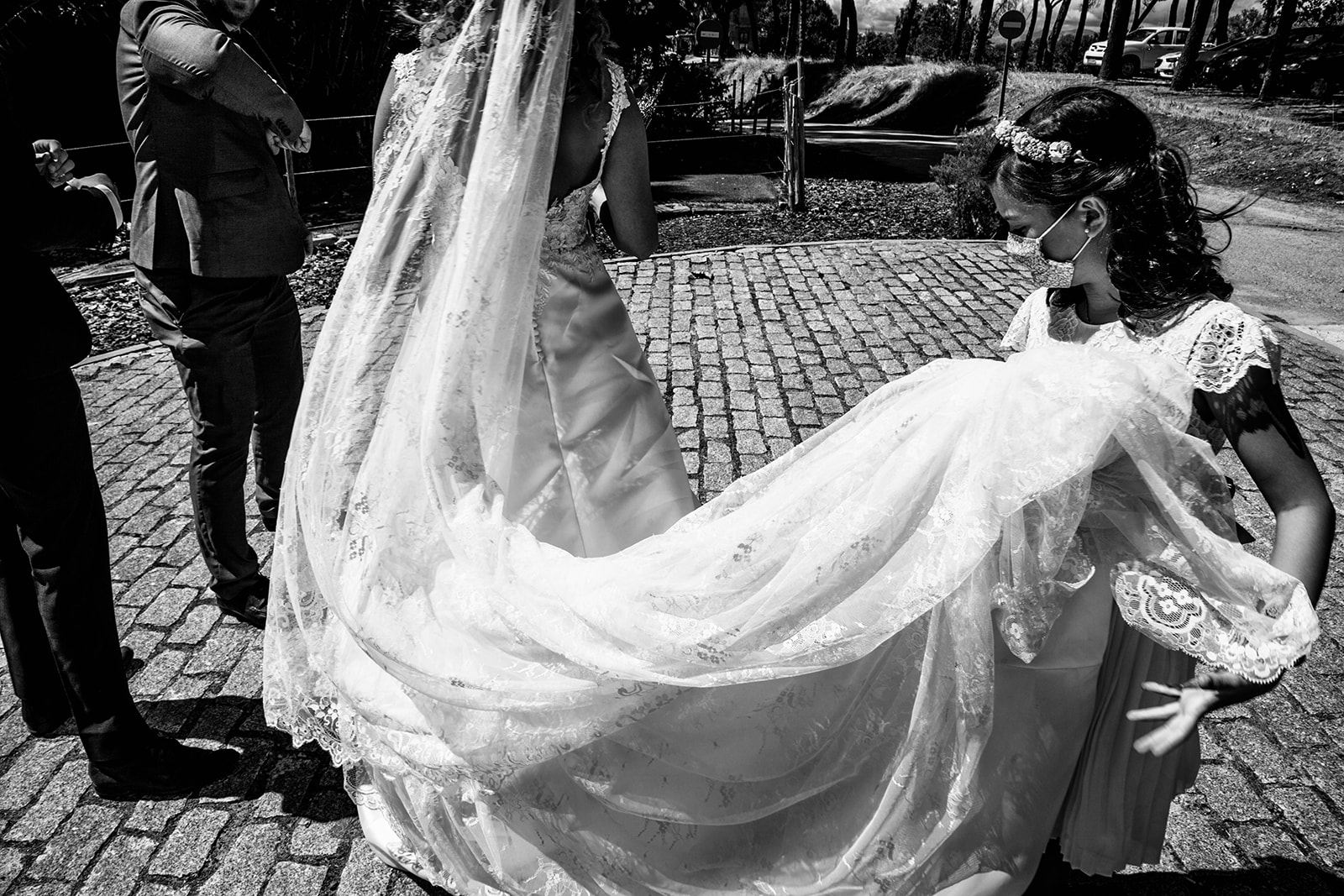 niña ayudando a novia con el velo