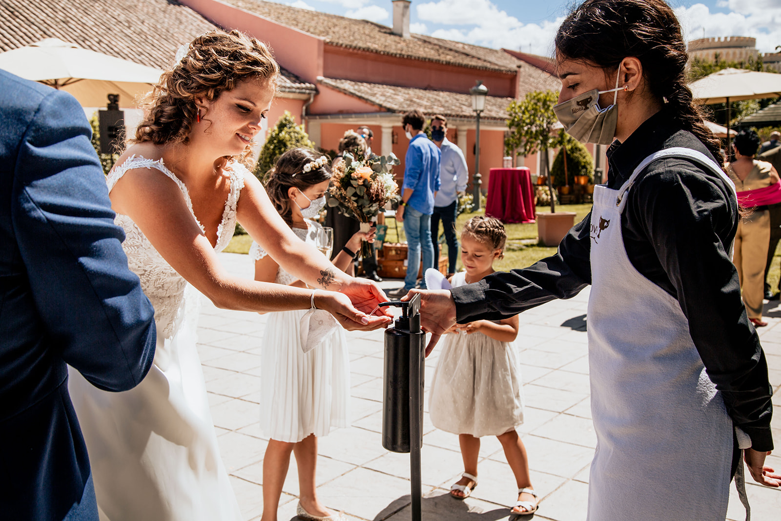 novia lavandose las manos antes de entrar a Boda en Pabellon de Caza Castillo de Viñuelas Madrid