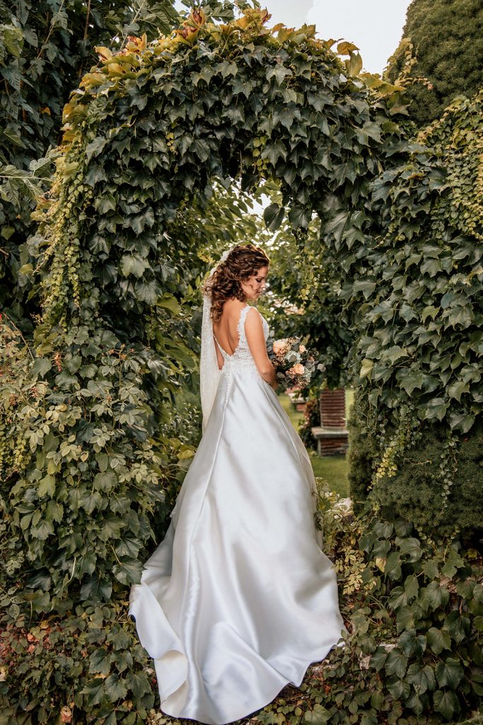 novia con vestido aire barcelona en Boda en Pabellon de Caza Castillo de Viñuelas Madrid