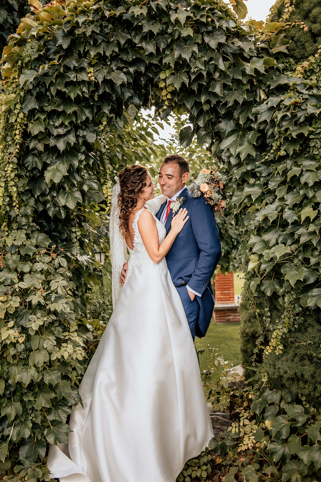 pareja con vestido aire barcelona en Boda en Pabellon de Caza Castillo de Viñuelas Madrid