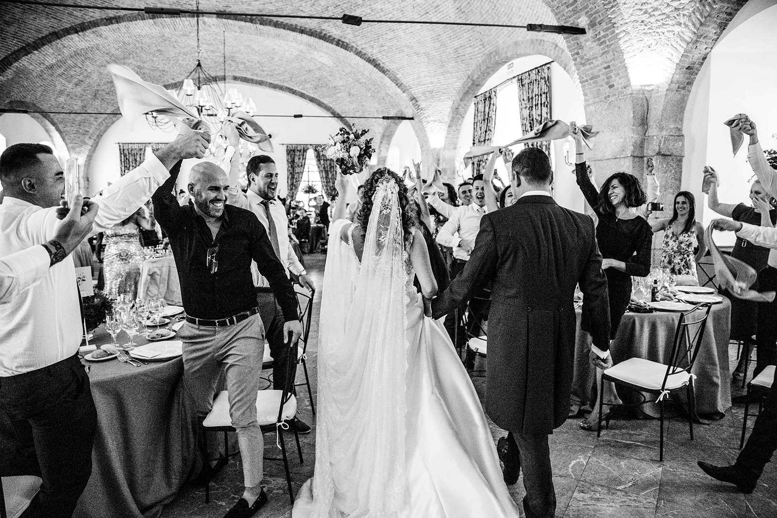 entrada pareja en Boda en Pabellon de Caza Castillo de Viñuelas Madrid