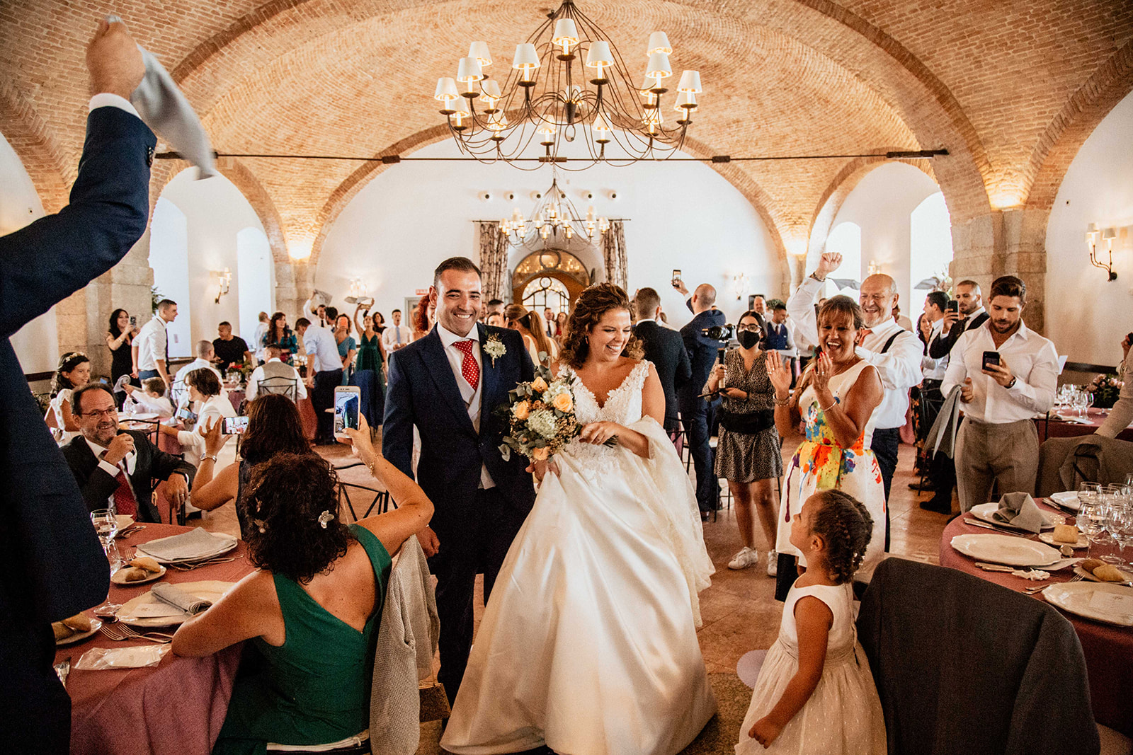 pañuelos al aire con la entrada de la pareja en pareja en Boda en Pabellon de Caza Castillo de Viñuelas Madrid