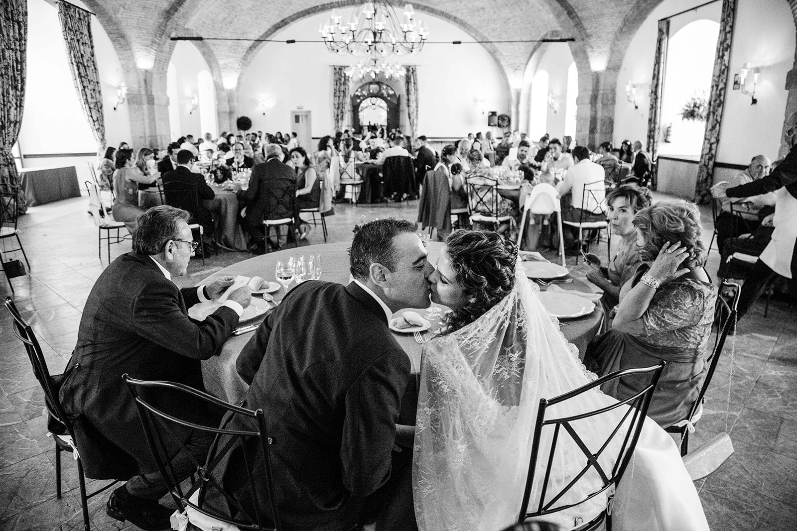 beso de pareja en Boda en Pabellon de Caza Castillo de Viñuelas Madrid