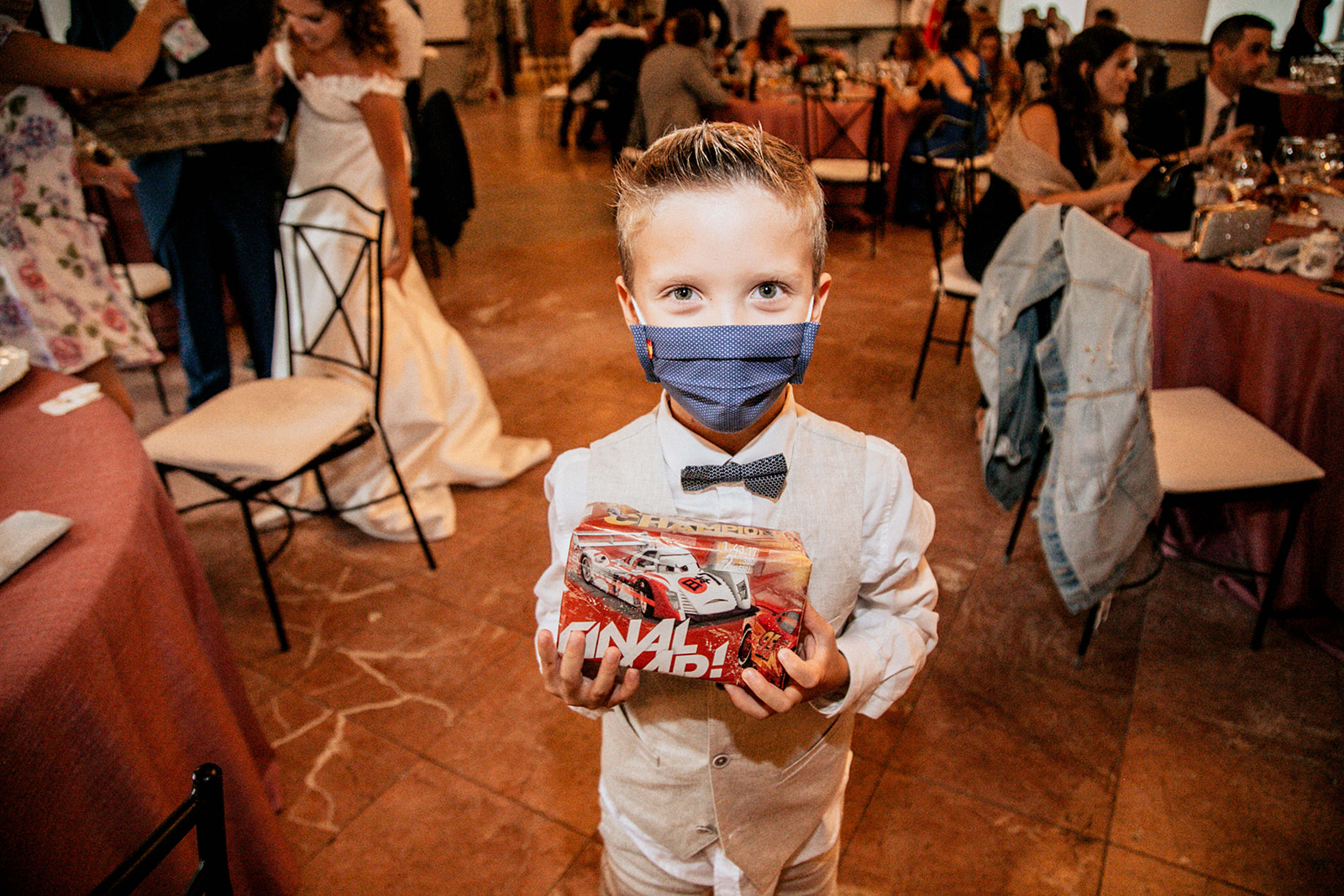 niño con regalo y marcarilla