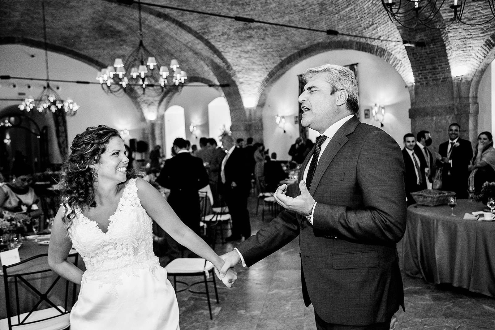 invitado cantando a la novia