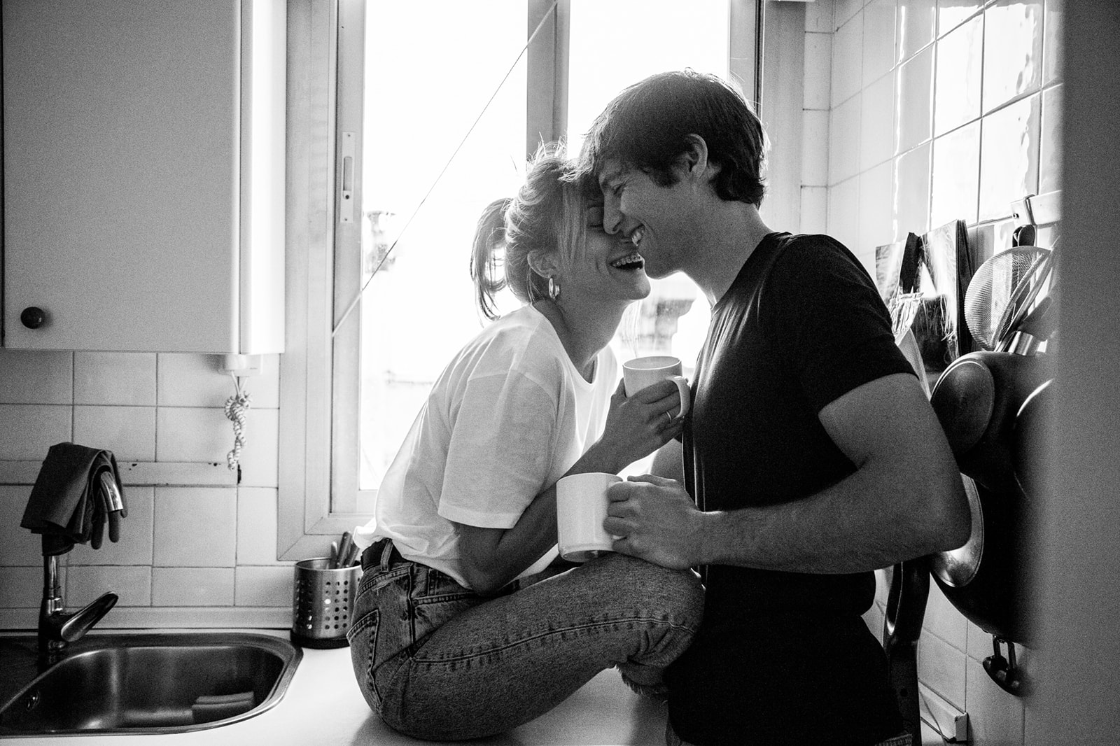pareja riendo en la cocina