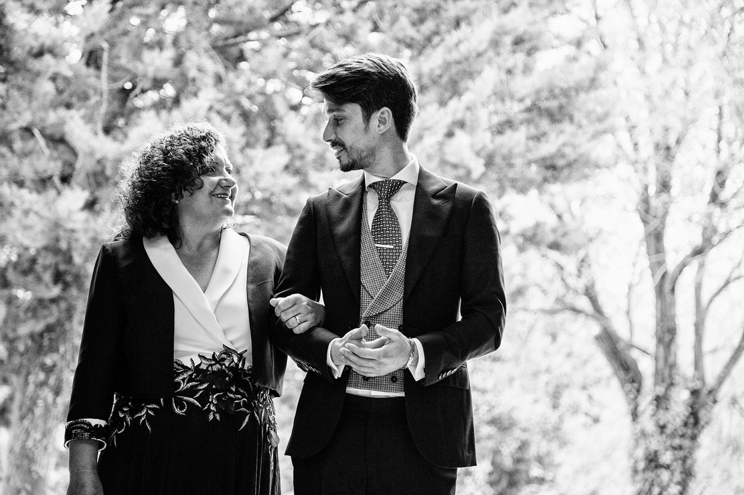 novio y su madre en una boda