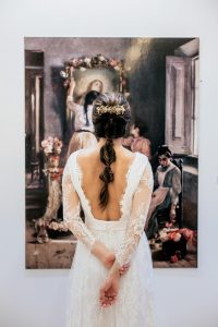 la novia frente al cuadro