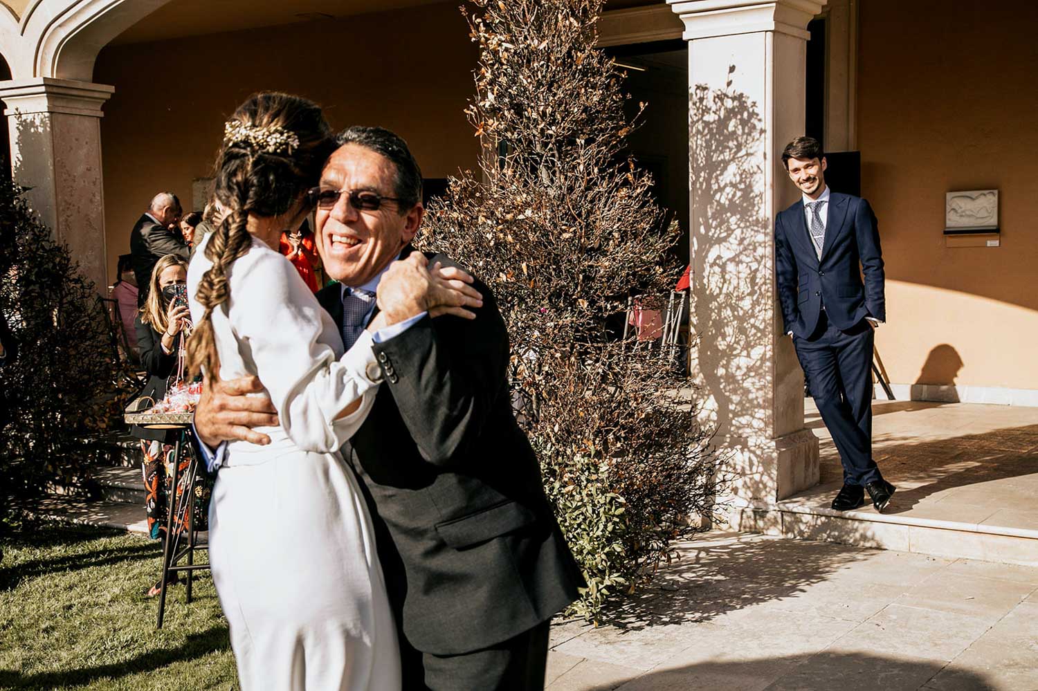 el papá y la novia bailando mientras el novio los ve