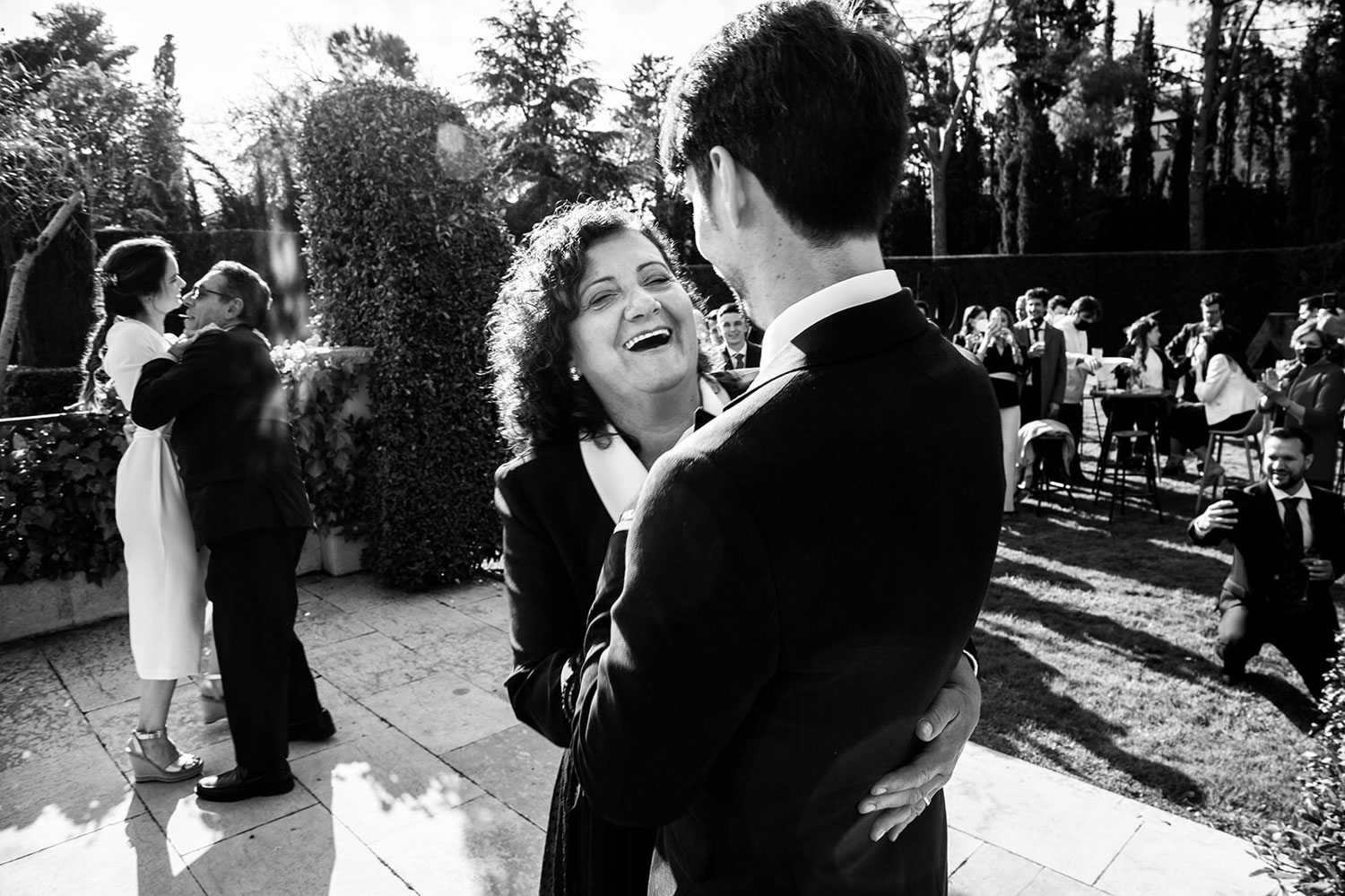 mamá bailando y riendo en una boda