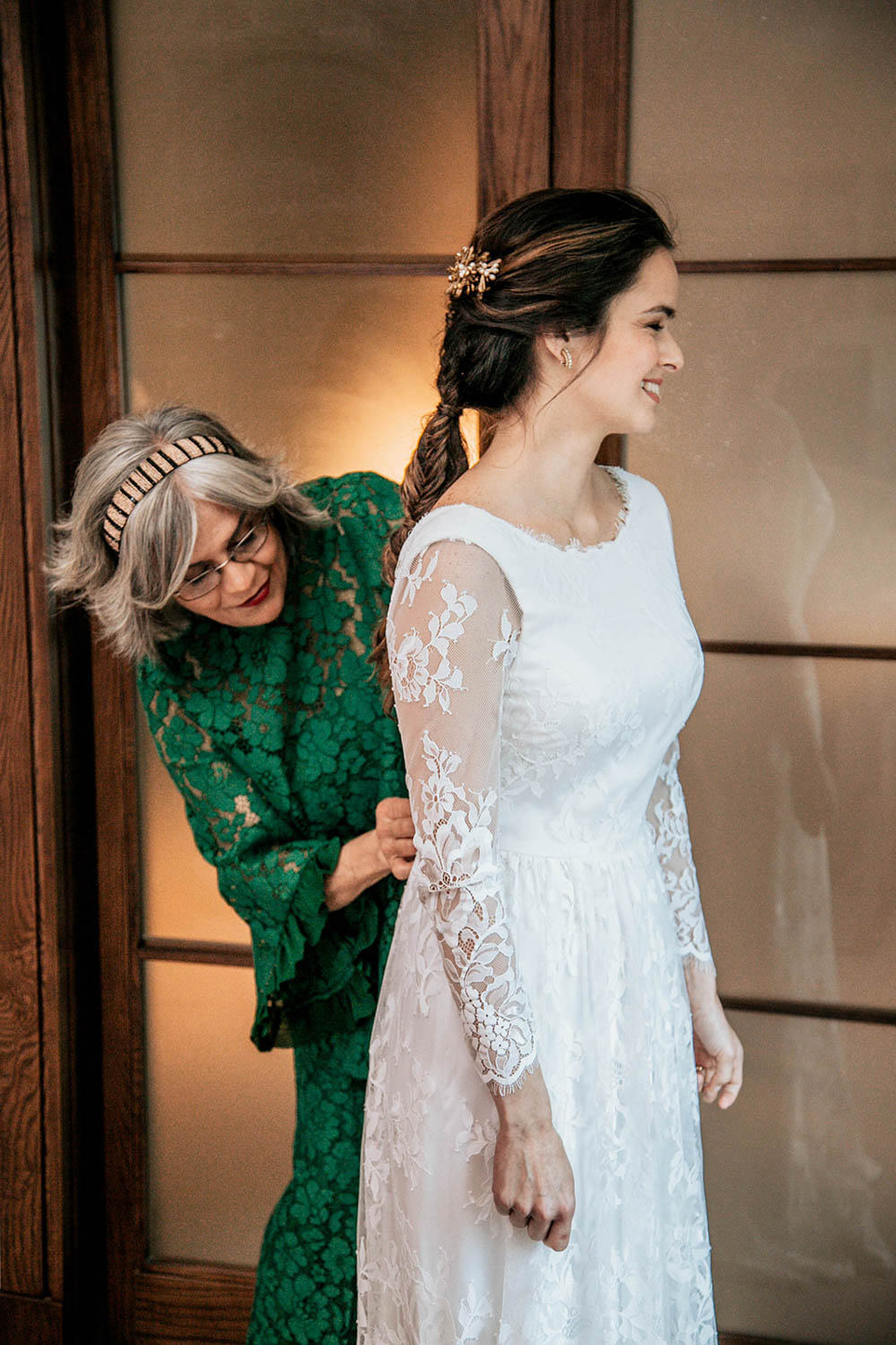 madre vistiendo a su hija en la boda