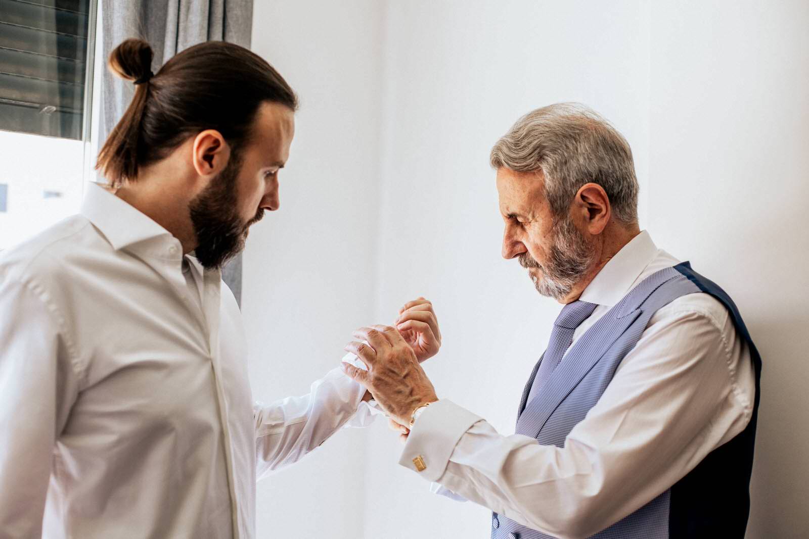 Padre ayudando a su hijo en la boda