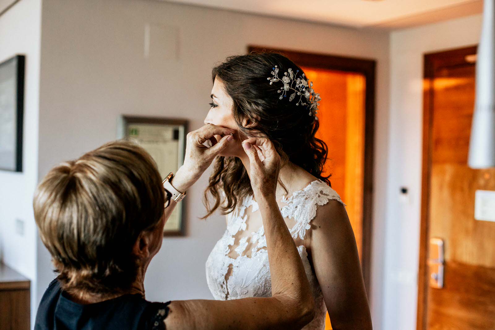 madre ayudando a la novia